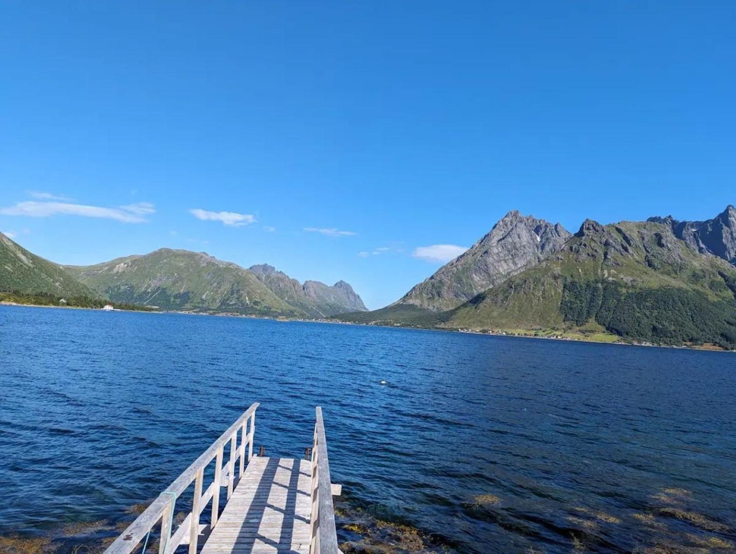 Nydelig Hytte Med Fantastisk Beliggenhet Ved Sjoen Villa Laupstad Eksteriør billede